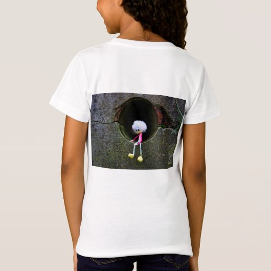 T-Shirt La poupée de Fubby dans un mur. (Dos)