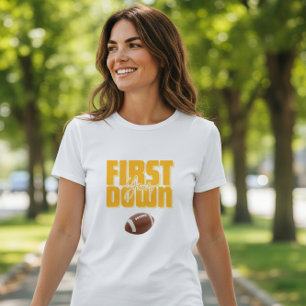 T-shirt La première année de maman au football texte jaune