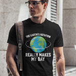 T-shirt La rotation de la Terre rend ma journée amusante s<br><div class="desc">Ce t-shirt de jeu de mots amusant présente une belle illustration de notre planète avec le libellé "La rotation de la Terre fait vraiment ma journée" dans une police blanche tout casquette et fait la tenue parfaite sur le Jour des terres et chaque jour pour sensibiliser à la protection de...</div>