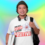 T-shirt La science amusante ressemble à un proton, reste p<br><div class="desc">Jeu de science amusant,  PENSEZ COMME UN PROTON ET RESTEZ POSITIF</div>