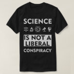 T-shirt La Science N'Est Pas Une Conspiration Libérale<br><div class="desc">Le membre anti-Trump dit : La science n'est pas une conspiration libérale</div>