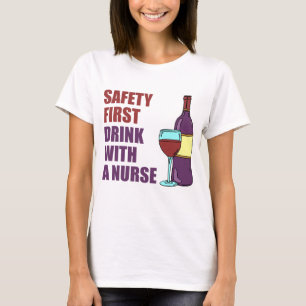 T-shirt La sécurité boivent d'abord avec l'infirmière