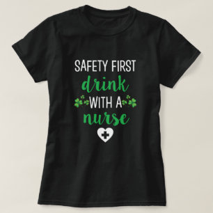 T-shirt La sécurité boivent d'abord avec une pièce en t