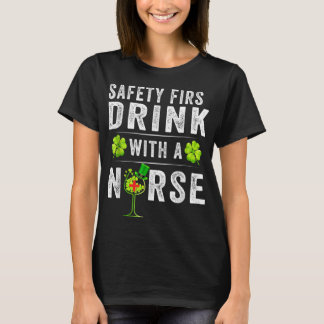 T-shirt La sécurité d'abord boire avec une infirmière St P