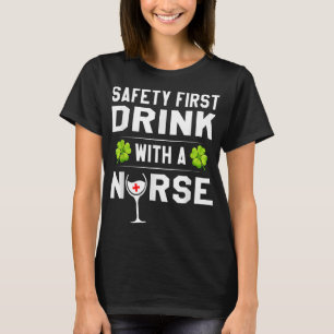 T-shirt La sécurité d'abord boire avec une infirmière St P