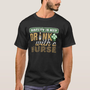 T-shirt La sécurité est la clé Buvez avec une infirmière