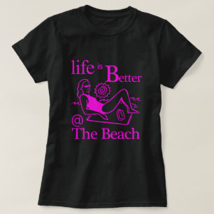 T-shirt La vie est meilleure à la femme de plage sur la