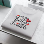 T-shirt La vie est meilleure avec les amis, la typographie<br><div class="desc">La vie est meilleure avec des amis noir moderne typographie scrip avec les coeurs rouges.</div>