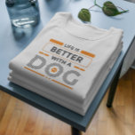 T-shirt La vie est meilleure avec un chien moderne gris et<br><div class="desc">Design de typographie moderne gris et orange - la vie est meilleure avec les chiens. Un design sympa pour les amoureux de les chiens. Arrière - plan blanc personnalisé.</div>
