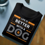 T-shirt La vie est meilleure avec un chien moderne gris et<br><div class="desc">Design de typographie moderne blanc et orange - la vie est meilleure avec un chien - design mignon pour les amoureux de les chiens.</div>