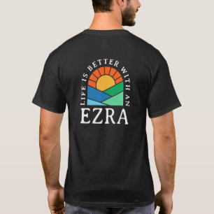 T-shirt La Vie Est Meilleure Avec Un Nom Ezra Personnalisé
