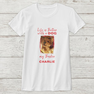 T-shirt La vie est meilleure photo de chien nom rouge