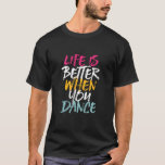 T-shirt La Vie Est Meilleure Quand Vous Dansez Drôle Danse<br><div class="desc">La vie est meilleure quand on danse. Drôle inspirant design de danse pour ceux qui aiment danser chaque fois qu'ils entendent la musique. Cool vintage, grunge et marchandises en détresse pour danseur professionnel ou ceux qui aiment danser pour le plaisir. Parfait pour célébrer la performance de danse le jour de...</div>
