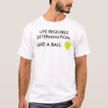 T-shirt La vie exige détermination Funny Tennis Slogan<br><div class="desc">T-shirt tendance,  moderne et élégant avec une citation inspirante pour les joueurs de tennis : "La vie exige détermination. Et une balle." (© Mira)</div>