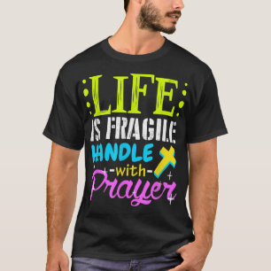 T-shirt La vie fière est une poignée fragile avec la prièr