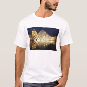 T-shirt La vue nocturne sur la pyramide de verre du Musée 