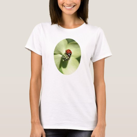 T-shirt Ladybug Sur La Fleur De Dogwood Nature (Devant)