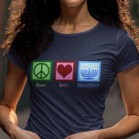 T-shirt L'amour de la paix Hanoukka Femmes<br><div class="desc">Le tee Hanoukka d'Amour de la Paix cool pour une personne juive qui aime célébrer Chanukah. Un joli signe de paix,  un coeur mignon,  et une belle menorah.</div>