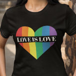 T-shirt L'amour est amour coeur arc-en-ciel LGBTQ fierté T<br><div class="desc">Un t-shirt coloré avec un grand coeur aux couleurs du drapeau arc-en-ciel LGBTQ,  avec la légende personnalisable "L'amour est amour" dans une police blanche tout casquette. Portez ce T-shirt de sensibilisation gay pride pour montrer au monde que vous êtes un fier membre de la communauté LGBTQ.</div>