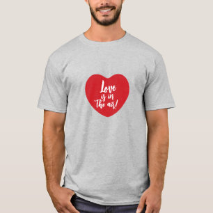 T-shirt L'amour est dans l'air rouge coeur moderne script