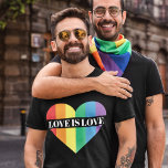 T-shirt L'amour est l'amour coeur arc-en-ciel fierté LGBTQ<br><div class="desc">Un t-shirt coloré avec un grand coeur aux couleurs du drapeau arc-en-ciel LGBTQ,  avec la légende personnalisable "L'amour est amour" dans une police blanche tout casquette. Portez ce T-shirt de sensibilisation gay pride pour montrer au monde que vous êtes un fier membre de la communauté LGBTQ.</div>