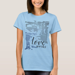 T-shirt "L'amour fonctionne" Gris Bleu Batik Motif de l'î