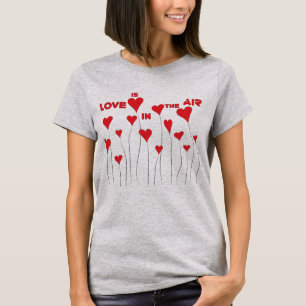 T-shirt L'Amour Whimsical est dans les Coeurs de l'Air