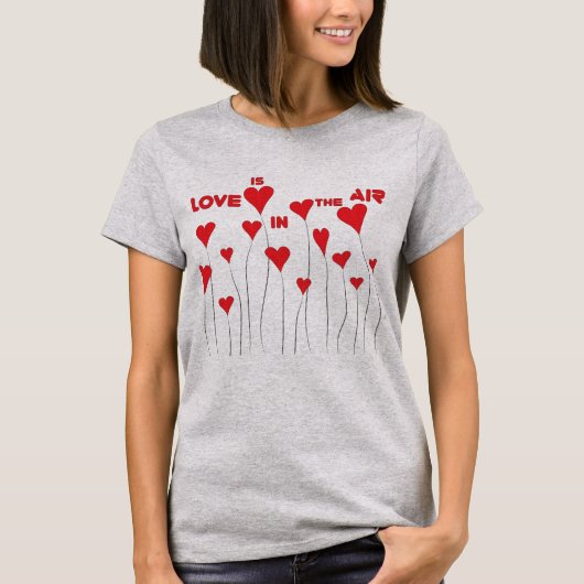 T-shirt L'Amour Whimsical est dans les Coeurs de l'Air (Devant)