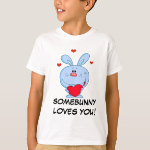 T-shirt Lapin de Pâques bleu tenant le coeur rouge