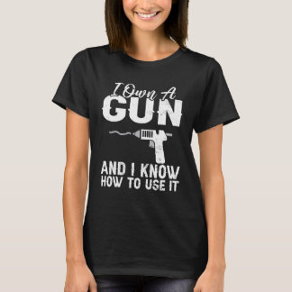 T-shirt L'Artisanat Je Possède Un Arme Je Sais Comment L'U