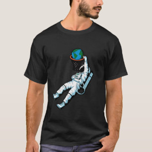 T-shirt L'astronaute de Santa Hat Dunking Earth Basketball