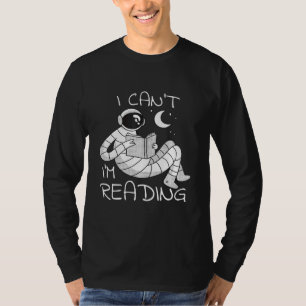 T-shirt L'astronaute Lit Un Ver De Livre