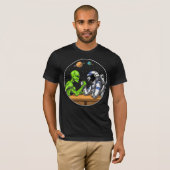 T-shirt L'astronaute spatiale Alien lutte contre le bras d (Devant entier)