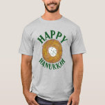T-shirt Latkes Happy Hanoukka Chanukah Jours fériés juifs<br><div class="desc">Design présente une illustration originale d'une délicieuse crêpe de pommes de terre au latke surmontée de crème aigre, un aliment de base de la cuisine de vacances juive. Idéal pour les célébrations Hanoukka ! Ce design de latkes de Chanukah est également disponible sur d'autres produits. De nombreux autres modèles de...</div>