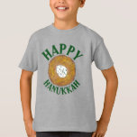 T-shirt Latkes Happy Hanoukka Chanukah Jours fériés juifs<br><div class="desc">Design présente une illustration originale d'une délicieuse crêpe de pommes de terre au latke surmontée de crème aigre, un aliment de base de la cuisine de vacances juive. Idéal pour les célébrations Hanoukka ! Ce design de latkes de Chanukah est également disponible sur d'autres produits. De nombreux autres modèles de...</div>