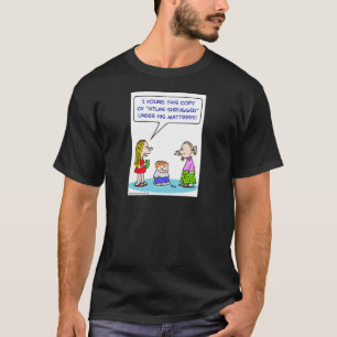 T-shirt l'atlas a gesticulé le couche-point d'ayn sous le