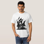 T-shirt Le bateau de logo de baie de pirate (Devant entier)