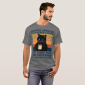 T-shirt Le Café Écrit À L'Arrière Est Eeffoc Chat Boire (Devant entier)