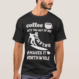 T-shirt Le Café Vous Sortira Du Bed Surfing En Vaut La Pei