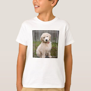 T-shirt Le Chiot De Goldendoodle S'Assis Dans L'Herbe