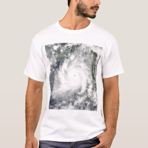 T-shirt Le cyclone Giri se déplace au-dessus de la Birmani