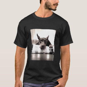 T-shirt Le Doberman Reposant En Noir Et Blanc