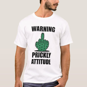 T-shirt le doigt. Au-dessus, le texte en gras « Attention