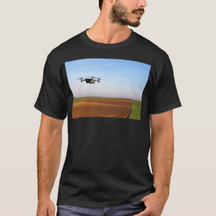 T-shirt Le drone survole le champ labouré 1