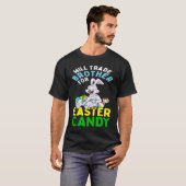 T-shirt Le Lapin Mange Des Oeufs De Chocolat Vont Échanger (Devant entier)