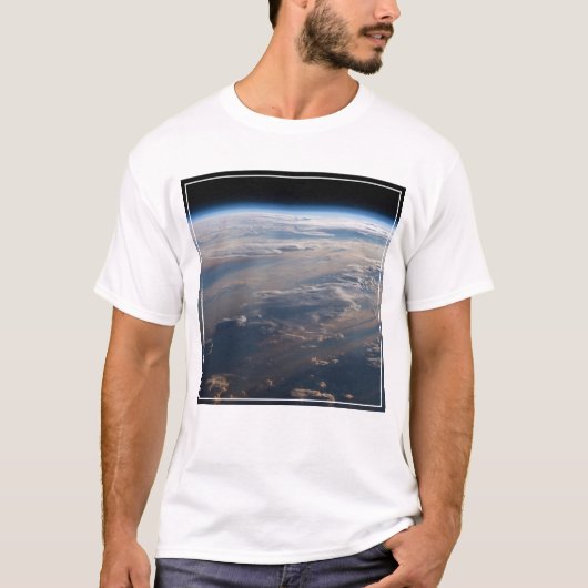 T-shirt Le lever Du Soleil Coule De Longues Ombres Sur La  (Devant)