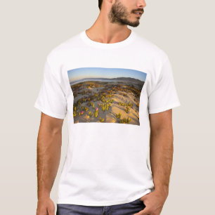 T-shirt Le lever du soleil éclaire les dunes de sable et l