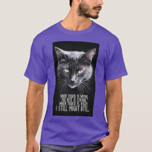 T-shirt Le logo présente un chat noir élégant et puissant,