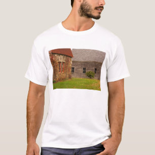 T-shirt Le Maine, vieux bâtiment en pierre et grange en