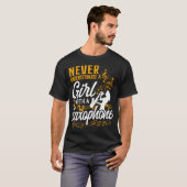 T-shirt Le Saxophone Ne Sous-Estime Jamais Une Fille Avec  (Devant entier)